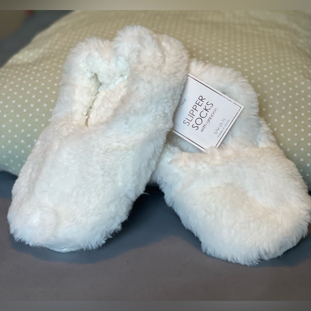 Slipper socks with grippers